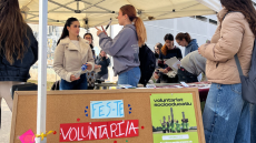 Voluntariat del CROMA 2.0 promovent la participació d¿estudiants al programa socioeducatiu.